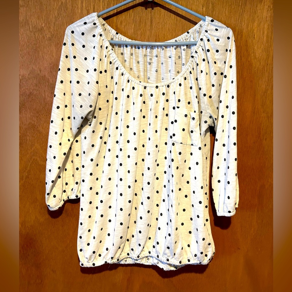 3/4 sleeve polka dot top.
